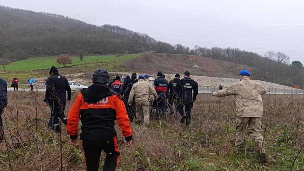 Otomobil çaya uçtu! Cesedi 50 metre ileride bulundu 7